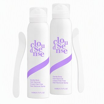 Dos latas de CloudSense Gentle Hair Removal Spray con sus espátulas sobre fondo blanco